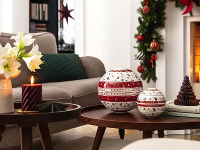 Un salotto decorato per Natale con La Boule Toy's Delight e La petite Boule Toy's Delight su un tavolino di legno.