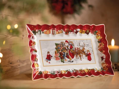Toy's Fantasy rectangle platter Festive ceramic tray with red scalloped edges, depicting a winter scene with Santa, children, and reindeer, surrounded by gifts. Cozy ambiance.