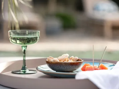 Tischdekoration im Freien mit Like Sage Glas und Lave Schüssel Ein Like Sage Glas, eine Lave Schüssel Cracker und Orangenscheiben auf einem Tablett im Freien.