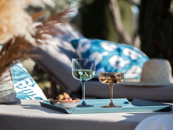 Villeroy & Boch – summer boho table setting with Lave beige, Like Clay and Like Sage Summer close-up boho-style table with Villeroy & Boch Lave beige bowl, Like Clay and Like Sage wine glasses, natural decorative elements