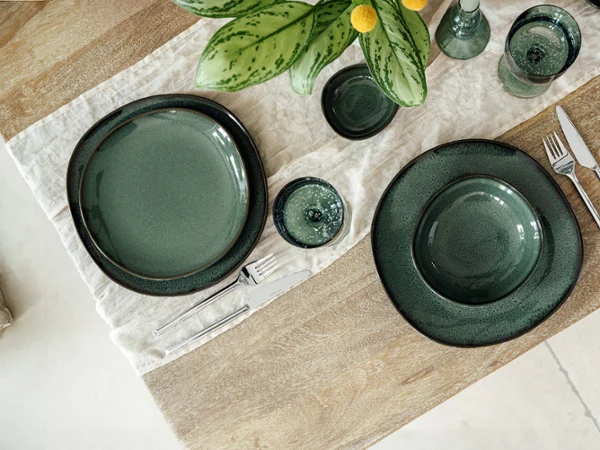 Vajilla Lave Vert con cristalería Like Sage Vista aérea de la vajilla Lave Vert en una mesa boho combinada con la cristalería Like Sage.