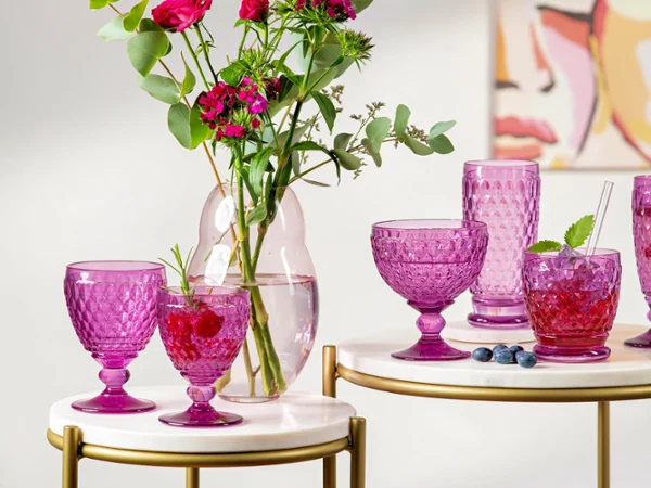 Vetri Boston Berry esposti accanto a un vaso Rose Garden Collezione completa di bicchieri Boston Berry esposta con vaso Rose Garden su un tavolino da caffè.