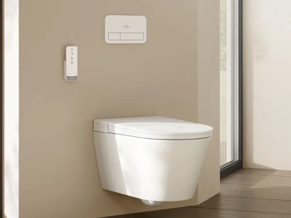 El inodoro con ducha Tivo, con un elegante acabado beige, se integra perfectamente en los interiores de baño modernos.