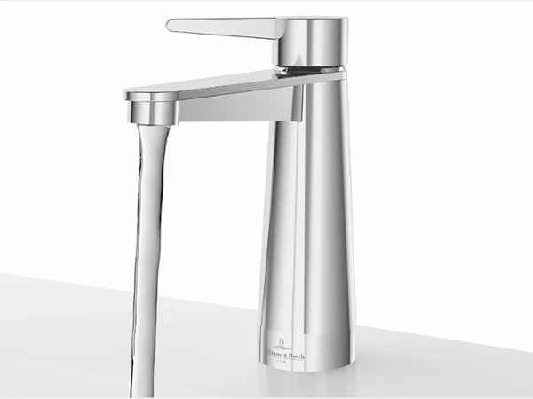 Eine moderne Chromarmatur, aus der Wasser fließt, montiert an einem weißen Waschbecken vor einem schlichten Hintergrund.