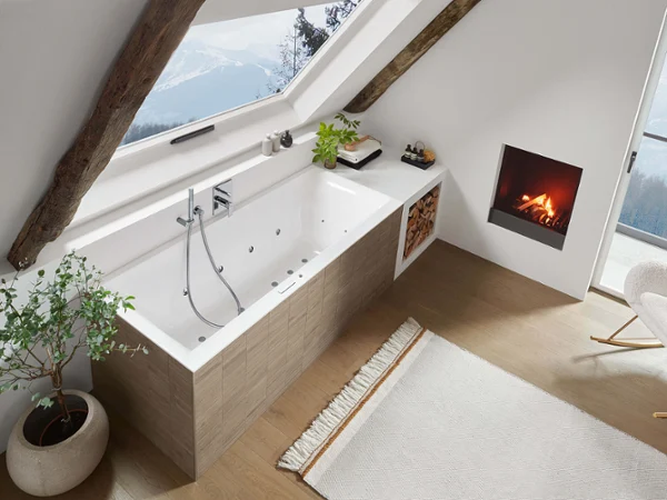 Wewnętrzna wanna z hydromasażem Subway 3.0 z oknem dachowym Wanna z hydromasażem Subway 3.0 przeznaczona do wnętrz w łazience z kominkiem i oknem dachowym.