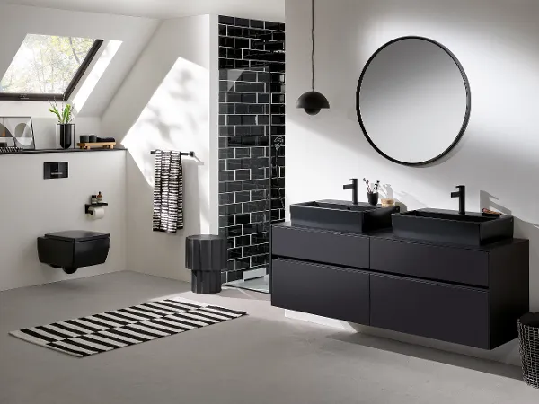 Memento 2. Badkollektion in schwarz Ein modernes Bad in einer monochromen Farbgebung mit Badkeramik und Interieur von Villeroy und Boch in klassischem Schwarz.