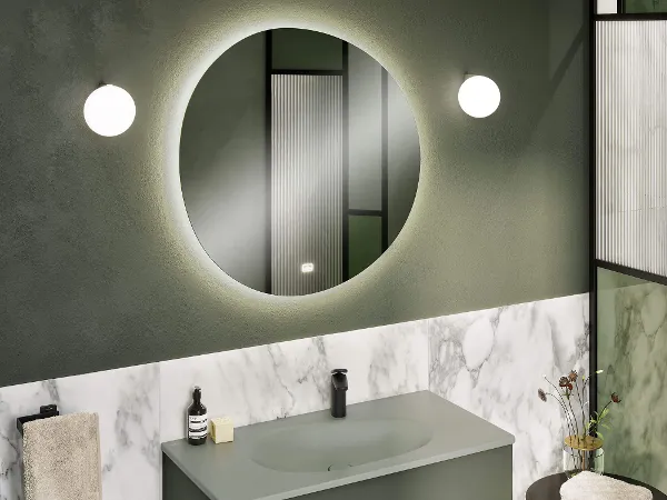 Antao Ambiente Leuchtspiegel Ein stilvolles Badezimmer in Grüntönen und Marmor mit grünem Waschtisch und einem Leuchtspiegel von Villeroy & Boch.
