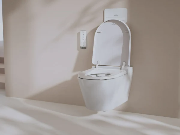 De Tivo douche-wc in open stand toont het moderne ontwerp en de geavanceerde comfortfuncties.