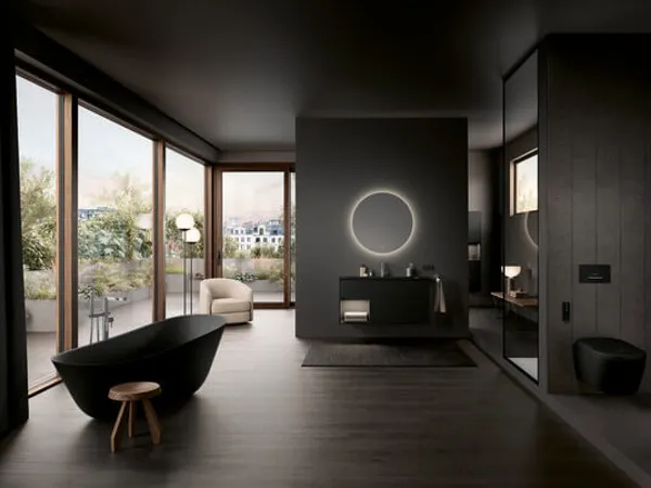 Luxururiöses, schwarzes Badezimmer Luxuriöses Badezimmer in schwarz mit freistehender Theano Badewanne und Finion Schrankwaschtisch