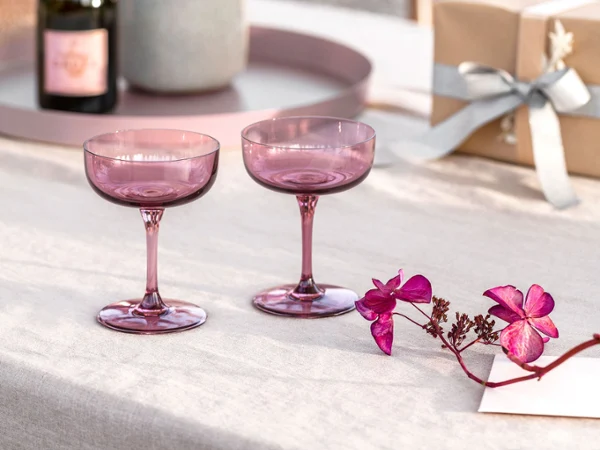 Copas de vino like. junto al Champagne Dos copas de vino like. by Villeroy & Boch sobre la mesa junto a una botella de Champagne.