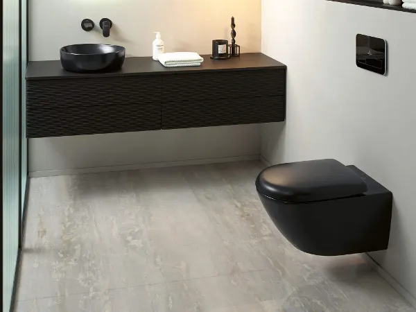 Schwarze Antao Toilette in modernem Badezimmer im Schwarz-Weiß-Look Ein Badezimmer mit schwarzer Toilette sowie Waschbecken aus der Antao Kollektion in modernem Badezimmer in schwarz-weiß Look.