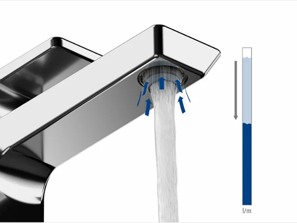 Nahaufnahme einer modernen Armatur, aus der Wasser fließt, mit blauen Pfeilen, die die Fließrichtung des Wassers anzeigen.