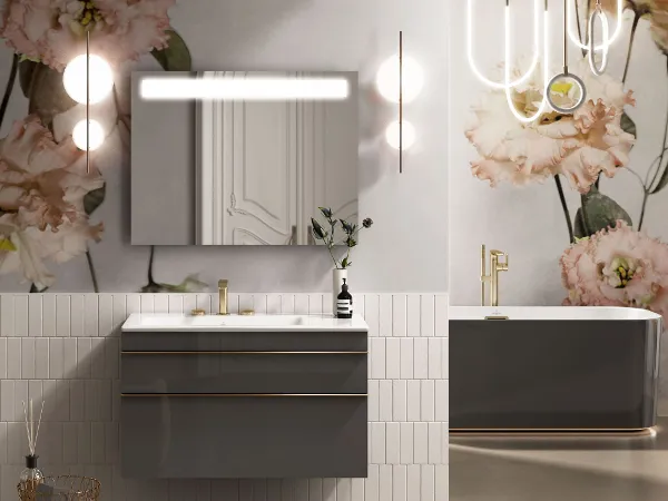 Venticello Waschbecken mit beleuchtetem Spiegel und Badewanne Modernes Badezimmer mit Blumentapete, beleuchtetem Wandspiegel, elegantem Venticello Waschbecken, Badewanne und modernen Lampen. Der Raum ist mit einer Vase und einem kleinen gelben Hocker dekoriert.