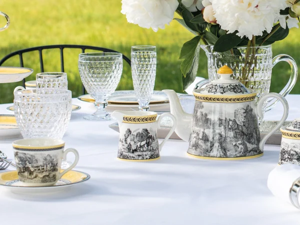 Elegant Audun teapot next to clear Boston glasses on a beautifully set outdoor table