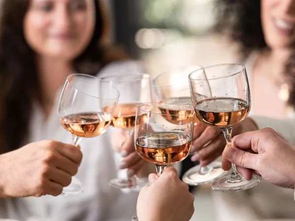 Four people toast with filled Winter Glow glasses and spread a festive, warm atmosphere.