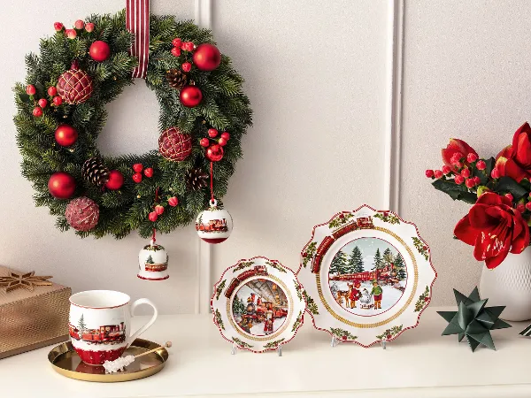 Festliche Villeroy & Boch Annual Christmas Edition 2025 Festliche Villeroy & Boch Annual Christmas Edition 2025 mit dekoriertem Porzellan auf einem weißen Sideboard