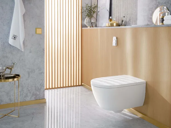 ViClean Dusch-WC in grauem Badezimmer Ein weißes ViClean-I 100 Dusch-WC in einem grauen Badezimmer.