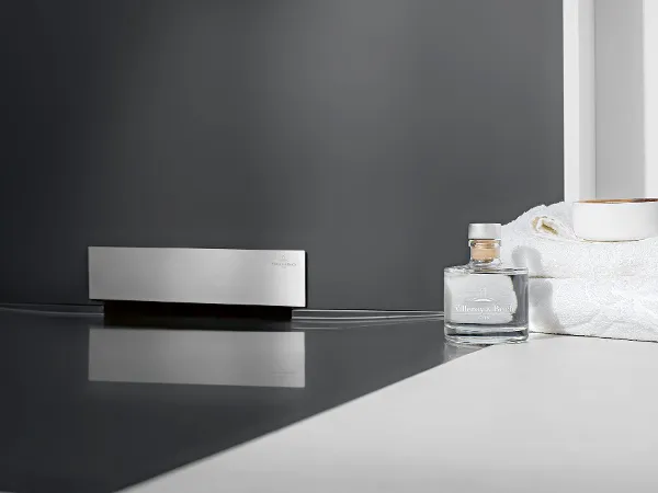 Weißes Wallway Duschsystem Das Duschsystem Wallway von Villeroy & Boch und ein weißes Handtuch.