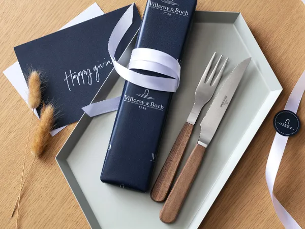 Texas Steakbesteck als Geschenk Texas Steakbesteck von Villeroy & Boch mit Holzgriff als Geschenk mit blauer Geschenkverpackung und weißer Schleife.