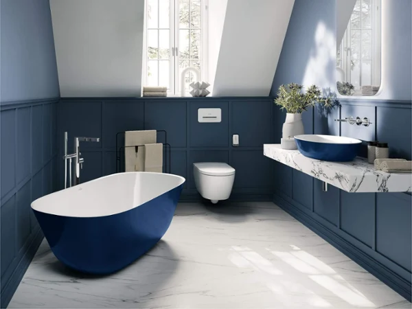 Łazienka w stylu vintage z niebieską wanną i umywalką Łazienka ze skośnym sufitem w stylu vintage z umywalką Artis
i wanną Theano w kolorze niebieskim marki Villeroy & Boch.