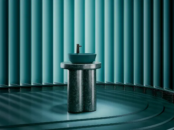 Frisch und lebendig - Teal, die neue Artis Farbe von Villeroy & Boch Der runde Artis Aufsatzwaschtisch in der Farbe Teal steht auf einem Marmolsockel in der gleichen Farbe, umgeben von blaugrünen Tönen. Ein sanftes, diffuses Licht und die abgerundeten Stufen am Fuß des Sockels, die in ein Wasserbereich führen, erzeugen eine ruhige, fast meditative Atmosphäre.