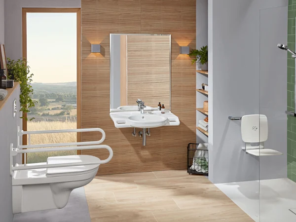 Nowoczesna łazienka bez barier z toaletą i umywalką z kolekcji ViCare marki Villeroy & Boch.