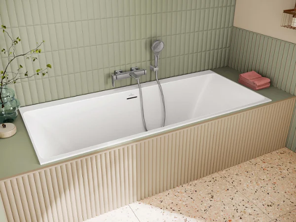 Une baignoire blanche Subway 3.0 dans une salle de bains aux murs bleus.