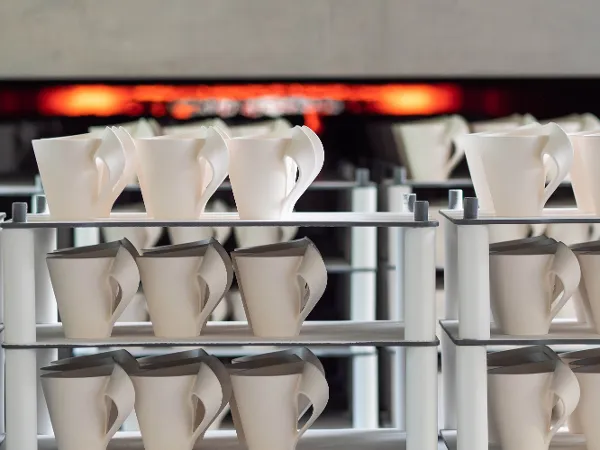 Obraz pokazuje nowoczesny zakład produkcyjny w procesie produkcji porcelany firmy Villeroy & Boch w Mettlach.
