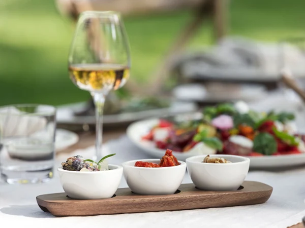 Artesano summer outdoor set with dipping bowls and wine glasses A beautifully set outdoor summer table with Artesano tableware – dipping bowls and elegant wine glasses made of premium porcelain – the perfect blend of natural style and high-quality craftsmanship.