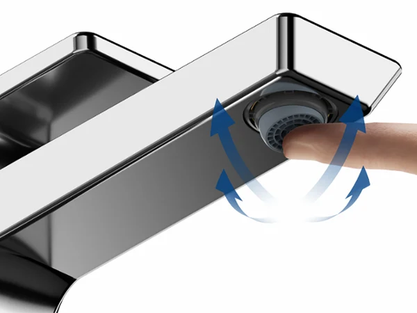 Ein Finger justiert die Düse an der Spitze eines Metallwasserhahns, wobei blaue Pfeile die Fließrichtung des Wassers anzeigen.