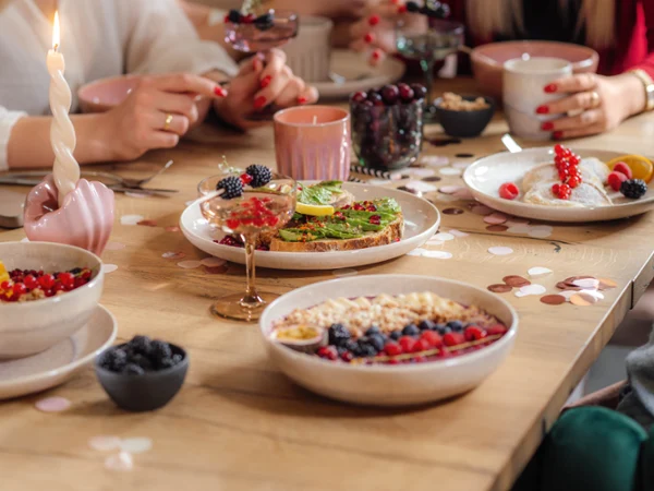 A colourful brunch table set with beige Perlemor tableware from like. by Villeroy & Boch.