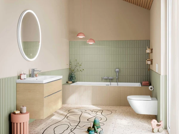 Un cuarto de baño moderno con bañera rectangular, encimera suspendida con lavabo, espejo iluminado y detalles de madera. Grandes ventanales con vistas a la vegetación. La habitación tiene un diseño natural y minimalista.