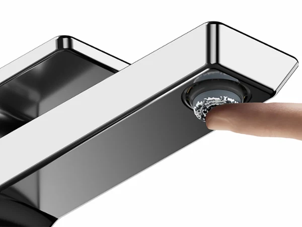 Ein Finger drückt auf einen runden Knopf an einem modernen Metallgerät, möglicherweise einem Sensor oder einem intelligenten Haushaltsgerät.