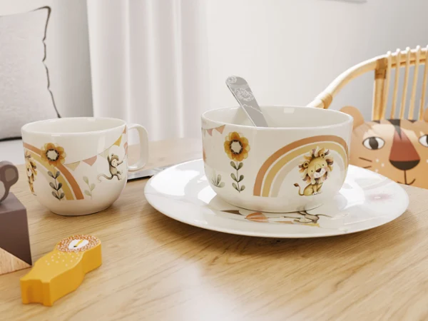 Boho Kids | Roar like a Lion von Villeroy & Boch – Tasse, Schüssel, Teller und Löffel Geschirrset von Villeroy & Boch 'Boho Kids | Roar like a Lion' mit Löwenmotiven – Tasse, Schüssel, Teller und Löffel wird auf einem Tisch präsentiert.
