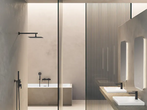 Schwarze Villeroy & Boch Armaturen ergänzen ein minimalistisches modernes Bad in Naturtönen Ein minimalistisches Badezimmer mit ebenerdiger Dusche, freistehender Badewanne, drei Waschbecken mit Spiegeln und modernen Armaturen. Das Design zeichnet sich durch neutrale Farben und klare Linien aus.