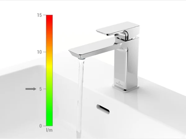 Aus der verchromten Armatur fließt Wasser, wobei auf der linken Seite des Waschbeckens eine farbige Skala von Grün bis Rot zu sehen ist.