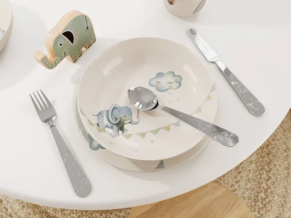 Naczynia dla dzieci Boho Kids na białym stole Zestaw naczyń dla dzieci Boho Kids Walk like an elephant z motywem słonia na białym stole.