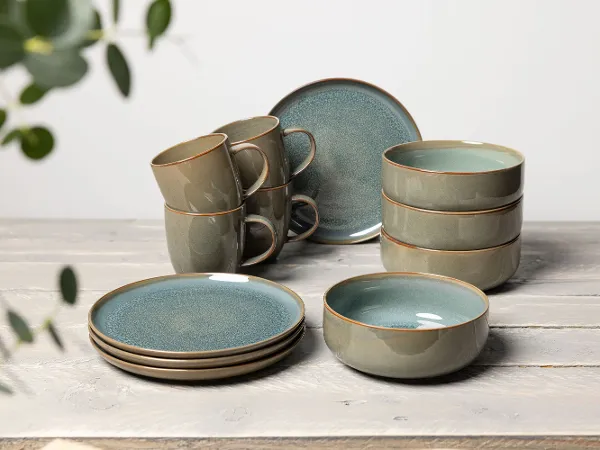 Türkises Crafted Geschirr auf einem Tisch gestapelt Ein Satz türkises Crafted Geschirr von like. by Villery & Boch auf einem Tisch gestapelt.