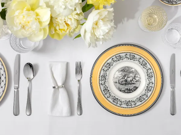 Overhead shot of Audun plate paired with Boston glassware and Oscar flatware.