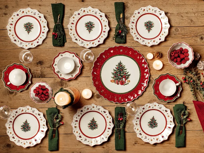 A Christmas table with red and green Villeroy & Boch Toy's Delight plates and napkins.