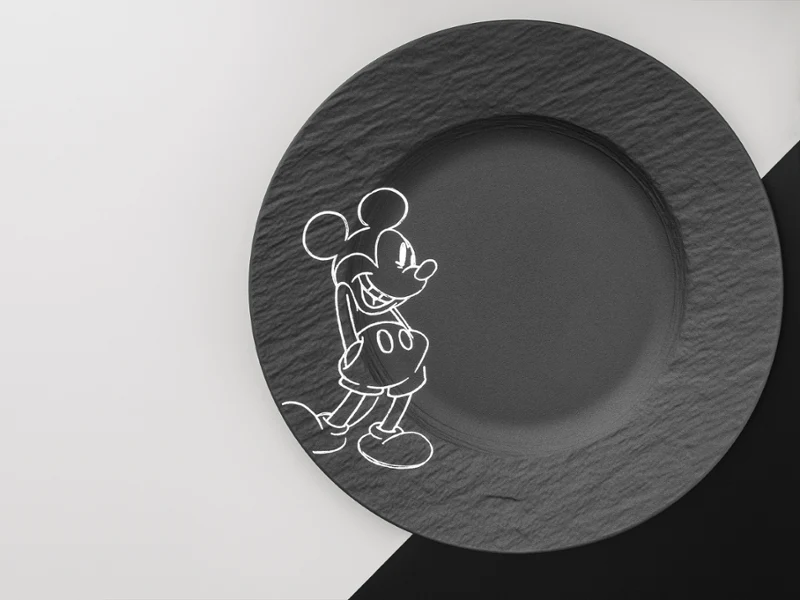 Juego de desayuno Mickey negro Manufacture Un plato negro de desayuno Manufacture Mickey con el contorno blanco de un ratón de dibujos animados sobre fondo negro y blanco.