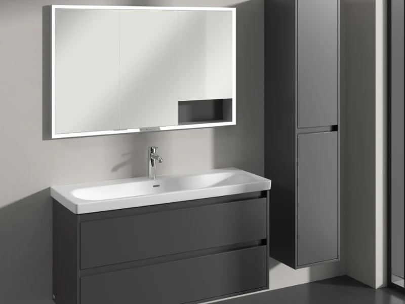 Skyla Graphite wastafelmeubel met witte wastafel, spiegel en chromen kraan Villeroy & Boch Skyla wastafelmeubel in Graphite met witte keramische wastafel, chromen kraan en spiegelkast – stedelijke diepte met eigentijdse elegantie.