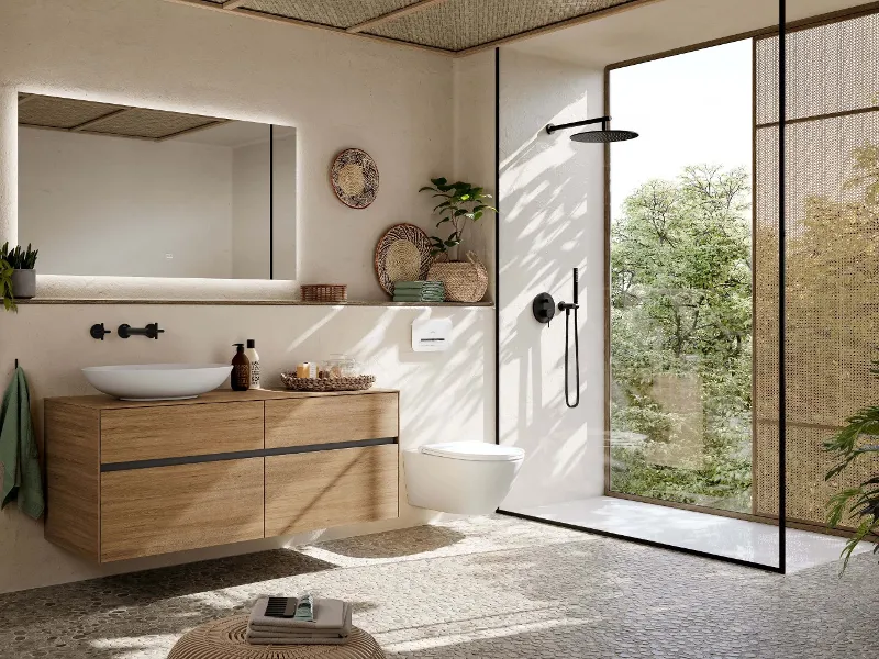 Bagno in stile Japandi con tetto mansardato Bagno Japandi con vasca Antao free-standing, WC Antao sospeso e lavabo da appoggio su mobile sottolavabo Collaro bianco.