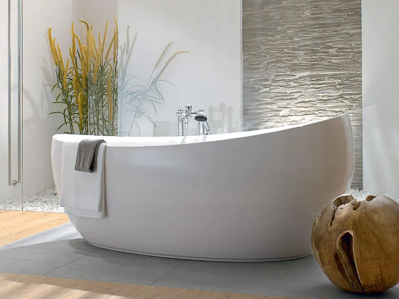 Towels lying on a freestanding bath from the Aveo New Generation collection.