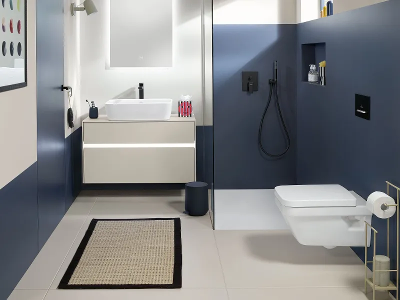 A blue and white bathroom with a toilet and washbasin from the modern Architectura collection by Villeroy & Boch.