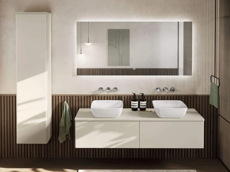 Cuarto de baño Japandi con gran espejo, lavabo "Artis", encimera "Finion" y muebles de madera blancos "Finion".