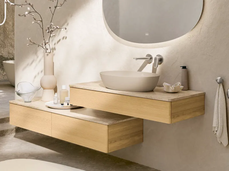 Mobile lavabo di design con lavabo da appoggio Antao in un bagno naturale Mobile moderno con lavabo da appoggio della collezione Antao, in un bagno minimalista con superfici in legno chiaro, tonalità naturali e design organico.