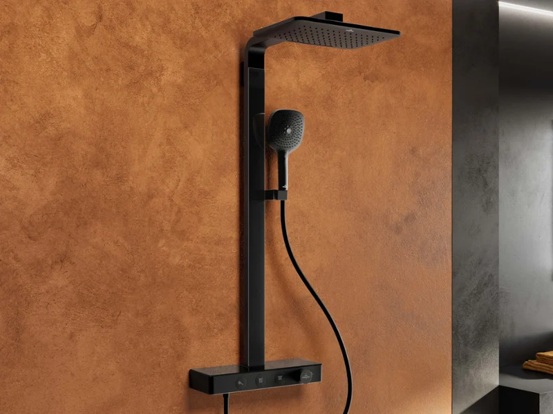 Łazienka cała w beżu z wanną W nowoczesnej łazience znajduje się wanna wolnostojąca Finion marki Villeroy & Boch, umywalka podwójna z dużym lustrem. Charakteryzuje ją minimalistyczny wystrój w neutralnych kolorach.