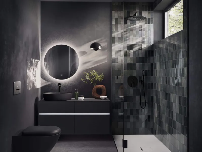 All Black Badezimmer mit einem eleganten schwarzen Finion Waschbeckenunterschrank und Memento 2.0 Waschbecken, einem großen Finion Spiegel sowie einer Squaro Infinity Duschwanne.