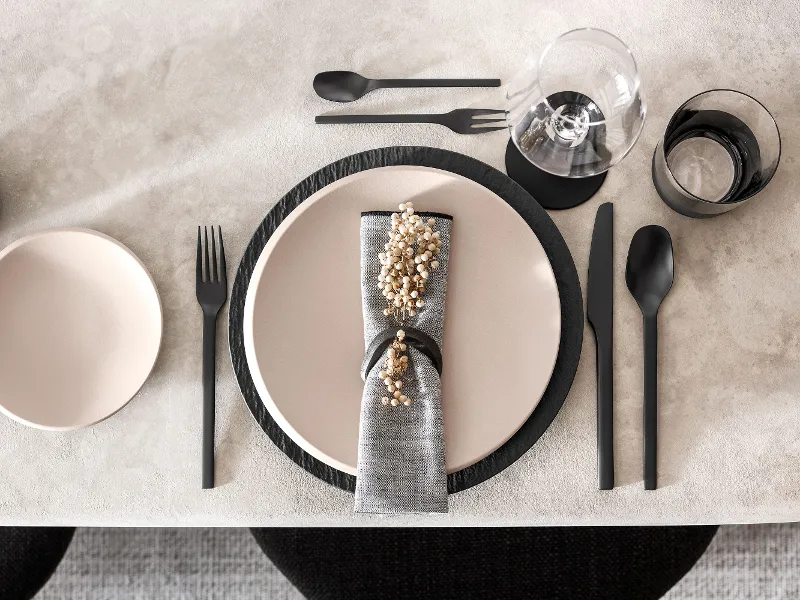 Modern table decoration with NewMoon crockery in beige and black Manufacture cutlery.